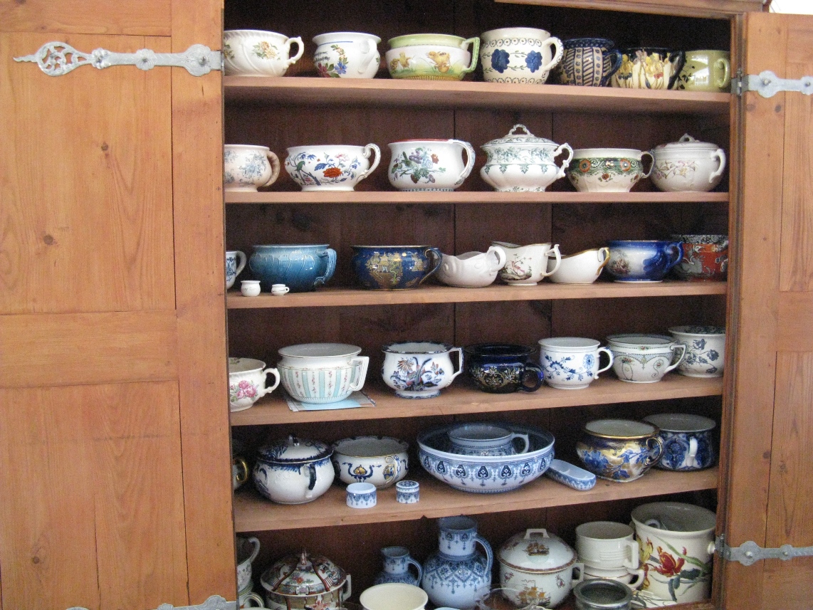 Kronburg17_Nachttopfsammlung.klein